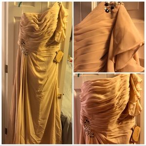 NWT Beautiful evening dress. Size 16